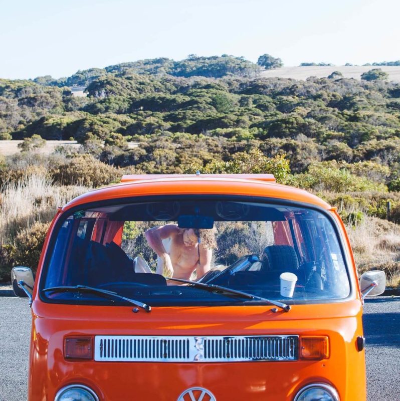 Freed Home Camper surfer van orange paysage Bien préparer son voyage en van, nos conseils et astuces ! actualites surfer-van-orange-paysage-actualites-bien-prparer-son-voyage-en-van-nos-conseils-et-astuces--freed-home-camper